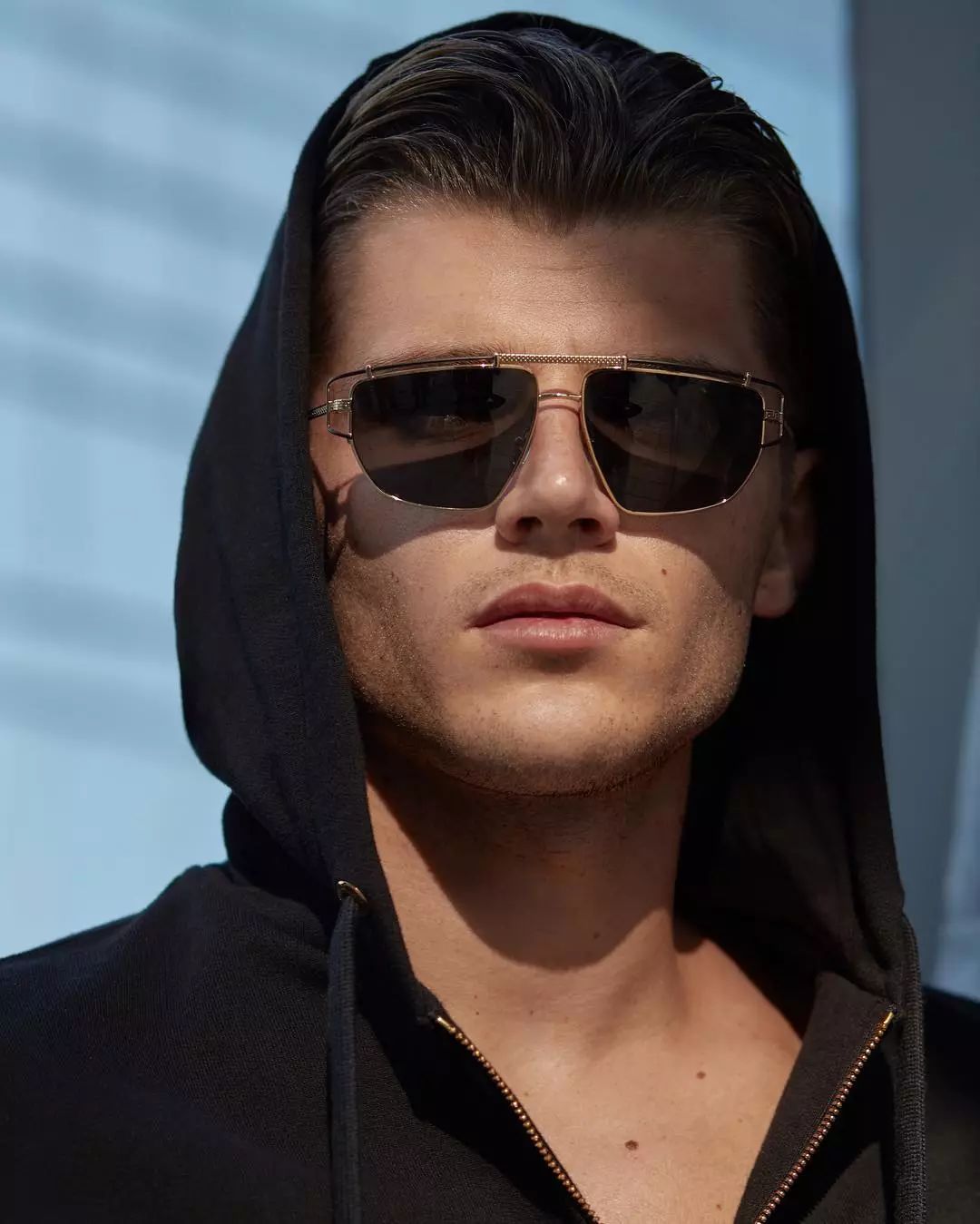 被嘲笑路人长相的搞笑网红TwanKuyper，成为Versace男模