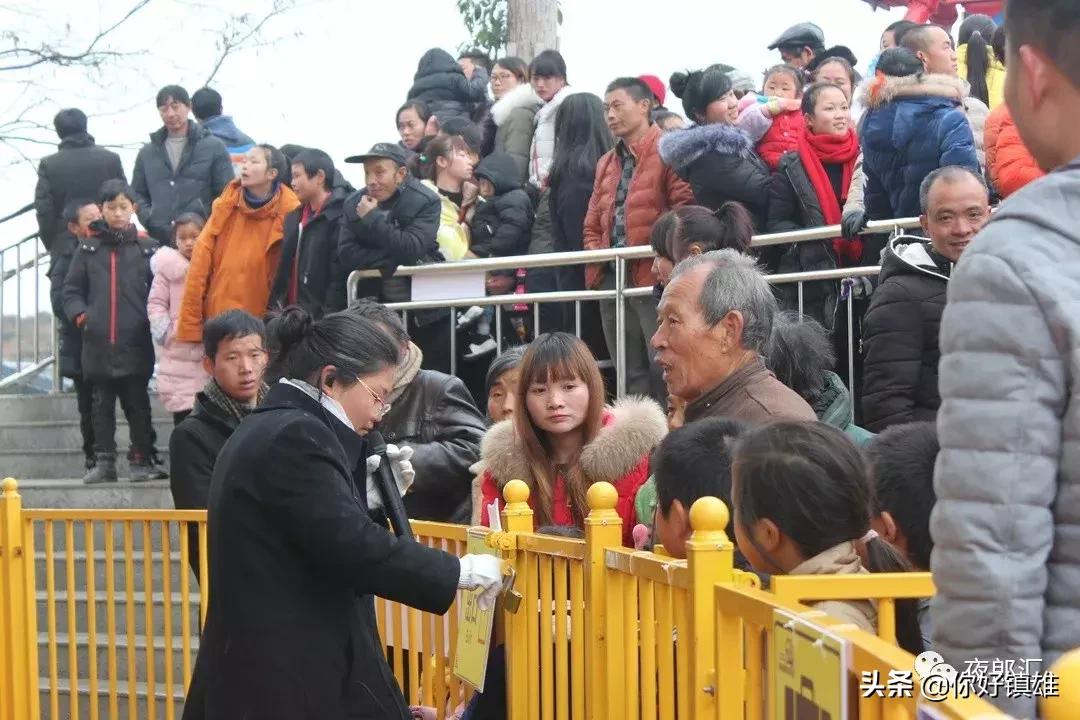 请给孩子们一个幸福的童年,镇雄人送娃娃上学