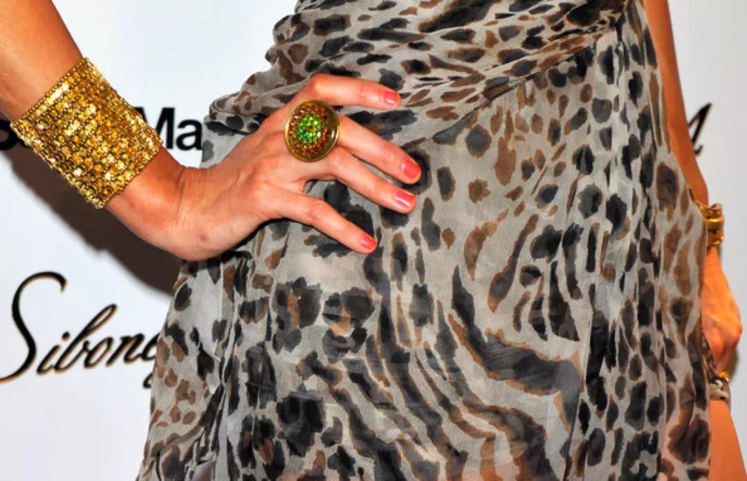 穿礼服下厨，戴镶钻口罩买菜？这位真名媛网红鼻祖，又再次爆红