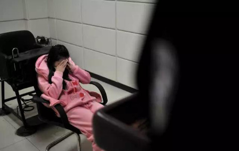 比*洛因海**还狠,吸到溃烂、瘫痪、花季少女最终沦为「气奴」