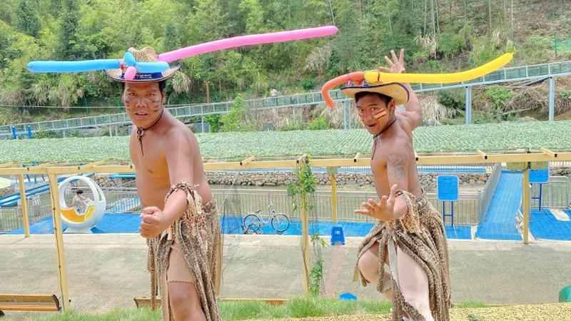 你喜欢“一米帽”吗？学生戏称一夜回到宋朝，游客争相多要几个