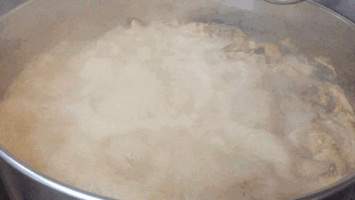 第一时间就是吃一碗广西特色米粉,湖南米粉最正宗的吃法