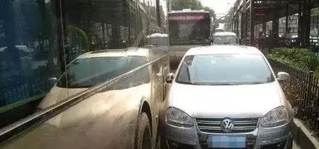 别人刮到你的车逃跑了怎么办？老司机教你两招，让对方乖乖跑回来