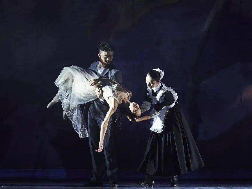 以浪漫自居的巴黎,竟然容不下一代名妓《茶花女》纯真的爱情?