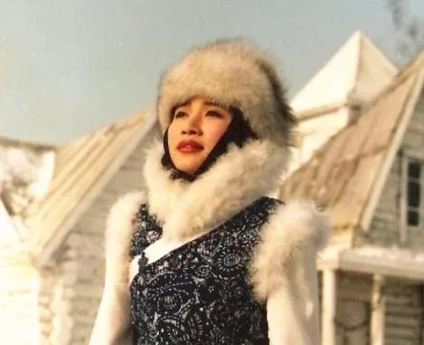 她曾是华语歌坛一姐,唱《青藏高原》爆红,却在34岁削发为尼