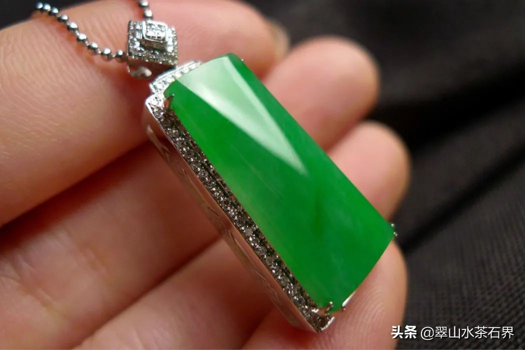 不同颜色翡翠含的元素,不同种类绿色的翡翠