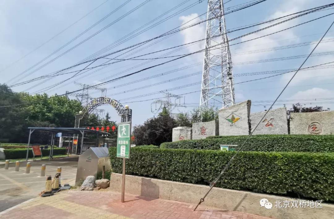 经过高档别墅区特别规划两处停车场白鹿司北街整治工程接近尾声