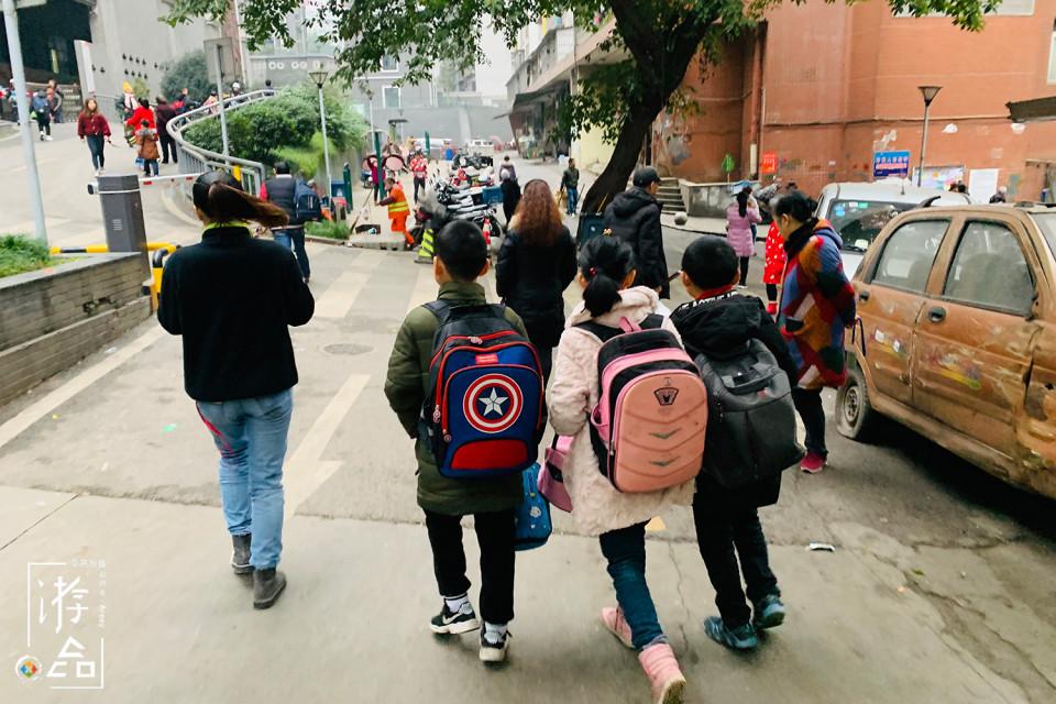 游品龙门阵：重庆平均工资出炉，铜梁站开建，来福士观景台开放