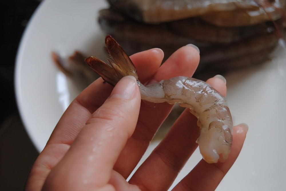 虾头里究竟是虾黄还是虾屎,虾头的虾黄可以吃吗