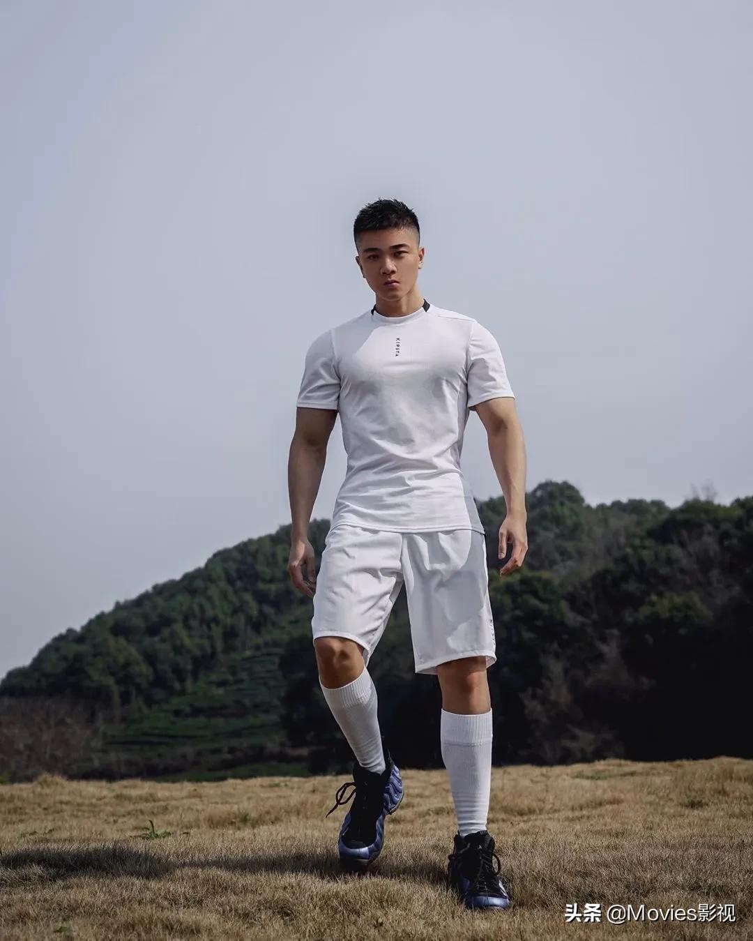 穿短裤比汪小菲还好看！奶凶腱子肉小狼狗，浴室照疯狂撩粉！