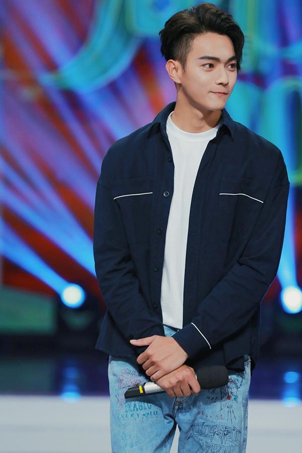 许凯穿搭牛仔外套,许凯服装搭配