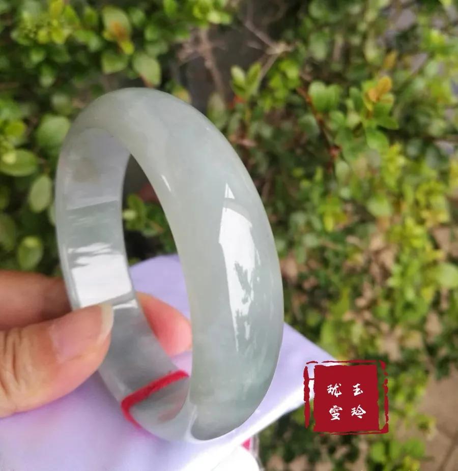 怎么挑选适合自己的玉手镯,玉手镯怎么选才是最好的呢