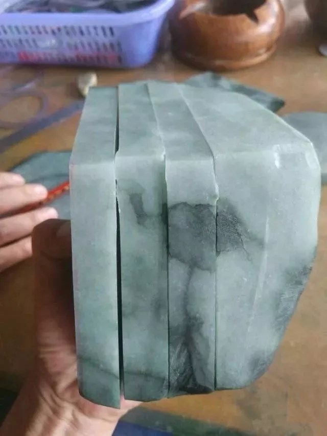 朋友买翡翠原石当场切开暴涨,男子花18000买原石