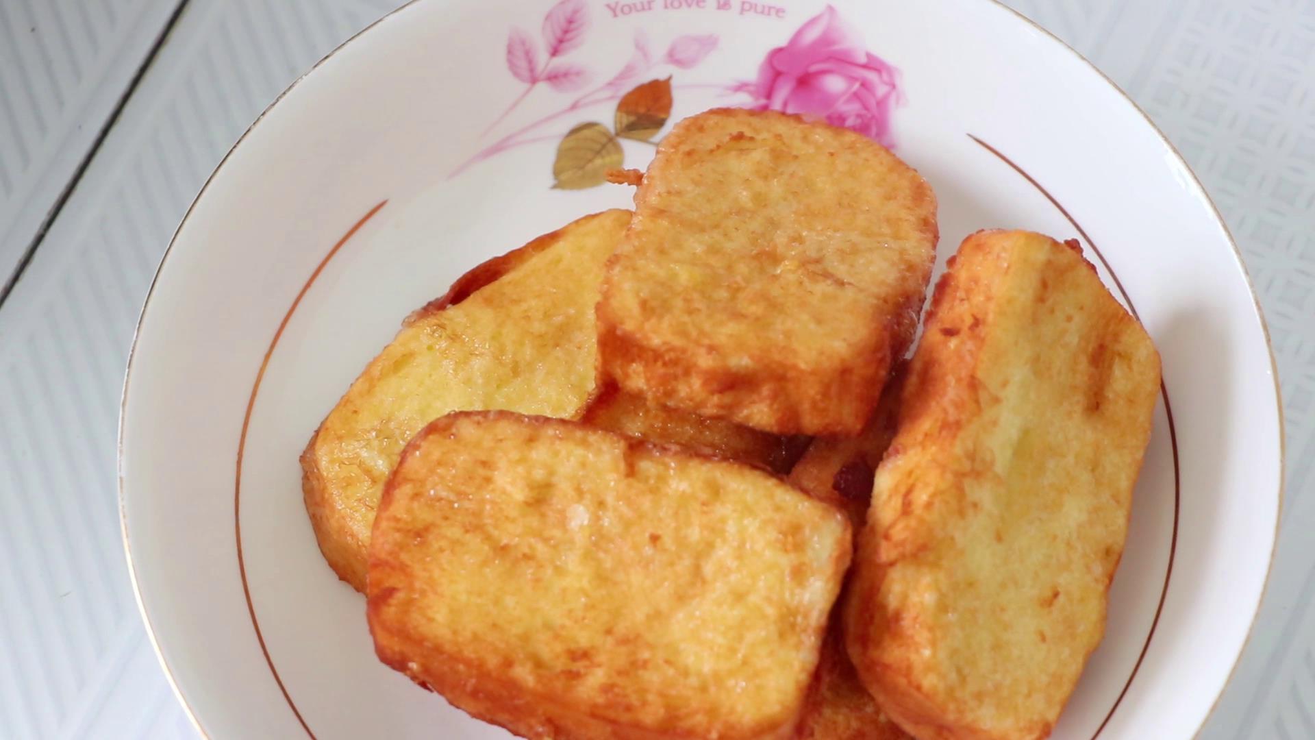 炸馒头片为什么要先蘸一下凉水,炸鸡蛋馒头片怎么做又嫩又好吃