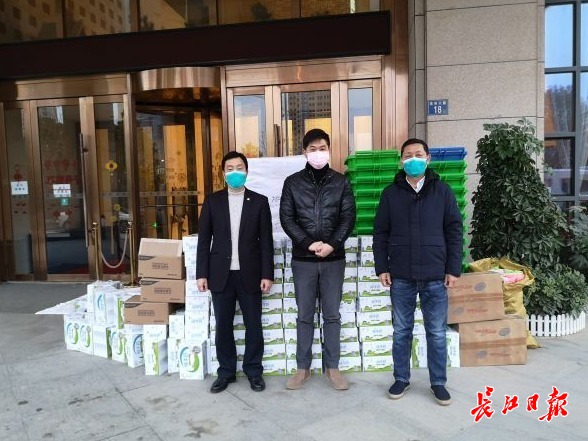 得知是援汉医疗队买对讲机,店铺老板二话没说捐了5台