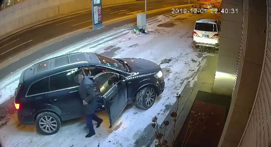 开豪车偷路边花盆,郑州男子开奥迪偷东西