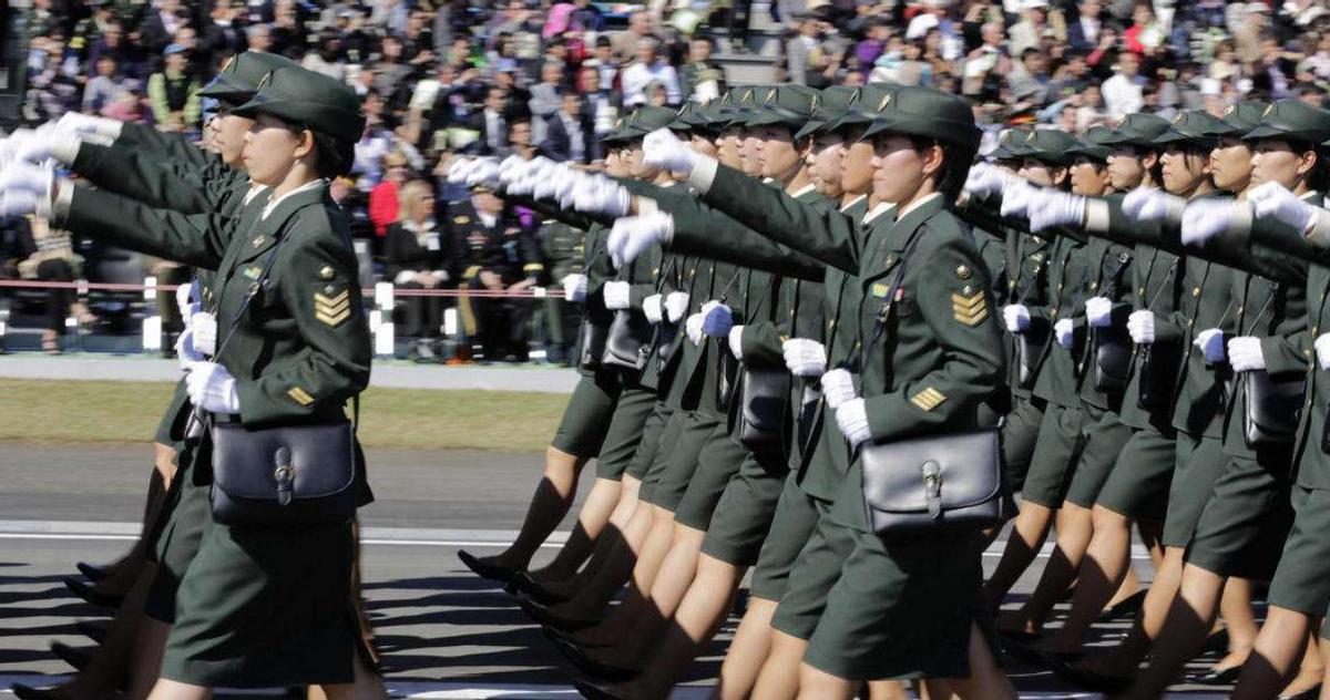 日本女兵为什么背个包包,为什么日本女兵都要背个小包