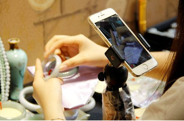 直播间买玉手镯要谨慎,直播里的翡翠原石可以买吗