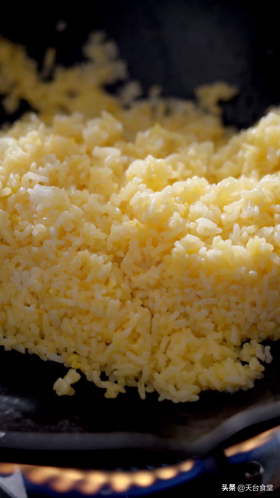 一个简单的蛋炒饭也能色香味俱全,一碗蛋炒饭加大片肉