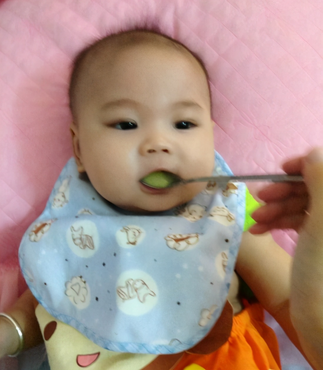 四个月的宝宝厌奶哭闹是什么原因,厌奶期宝宝饿疯了喂还是不吃