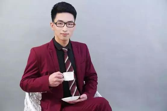 暖男主播天池在线宠粉，超多豪华好礼只想送给你