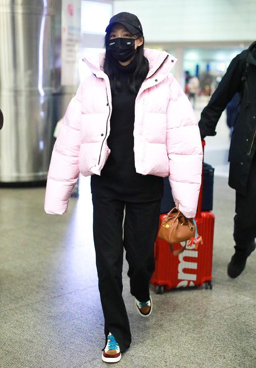 关晓彤黑色轻纱吊带配8分裤,关晓彤穿露脐装和小脚裤视频