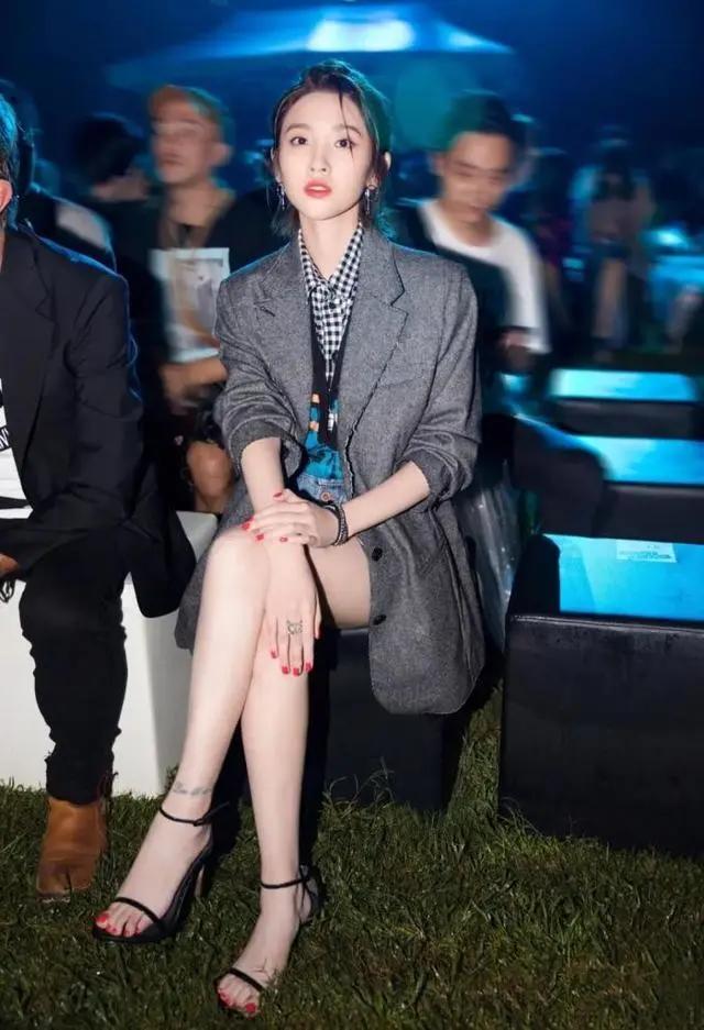 “我”偷走了你的天鹅颈、直角肩，人鱼背