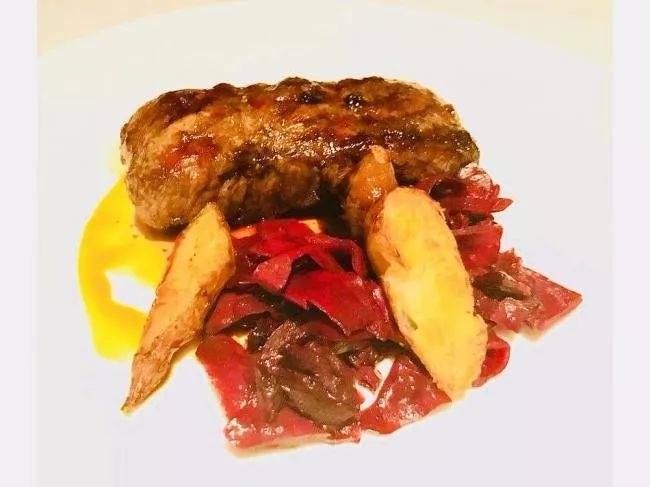 想要吃到温哥华最正宗的火焰炭烤牛排,耶路镇这家店一定是首选