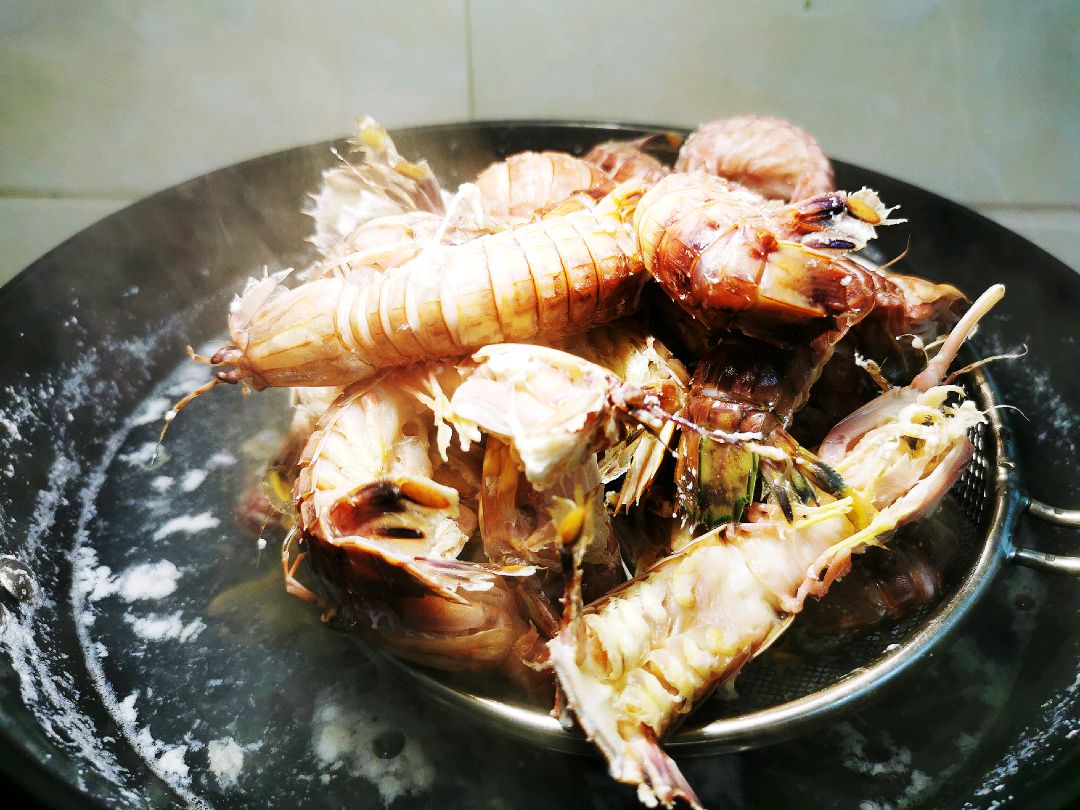 椒盐皮皮虾肉带膏,椒盐皮皮虾鲜香脆爽的做法