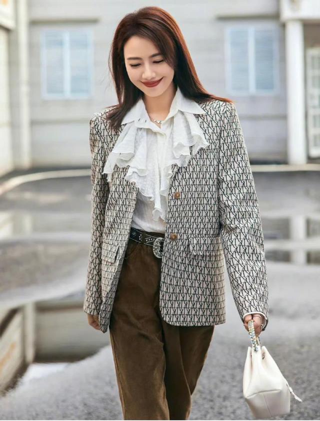 高圆圆穿衣服搭配图片2019秋冬,高圆圆一款随意的牛仔服穿搭