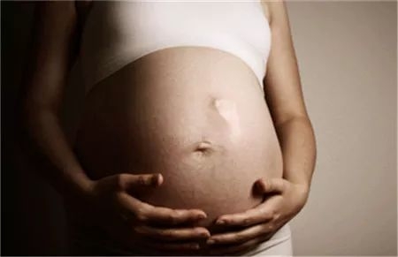 胎儿要出生前胎动厉害吗,胎动在一侧说明宝宝在干嘛