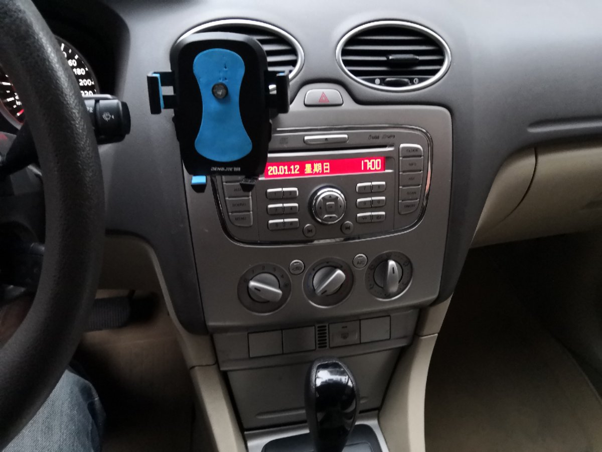 经典福克斯两厢还有人开吗,福克斯两厢新款对比老款