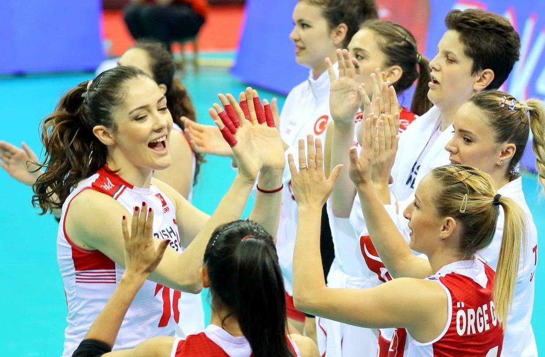 土耳其排球教练古德蒂和朱婷,中国女排对土耳其朱婷暴扣古德蒂