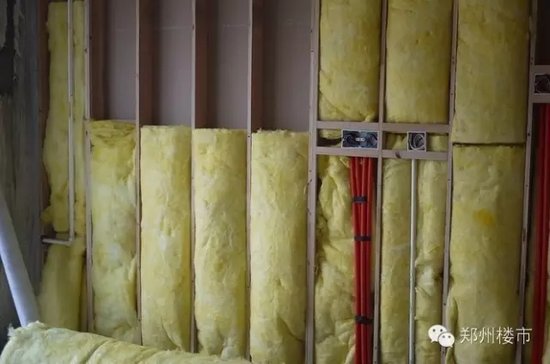 业主砸墙改大衣柜,偷学电影院,柜子后面塞毛毡,隔音效果好3倍