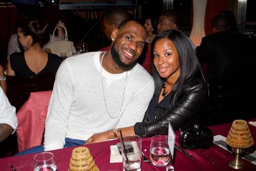 詹姆斯和萨瓦娜在科比面前秀恩爱,詹姆斯加冕历史得分王萨瓦娜镜头