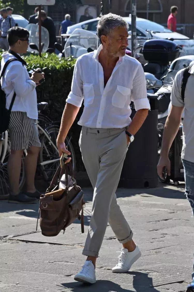 纯亚麻细布衬衫非常适合夏季穿着,白色亚麻衬衫又薄又透里面怎么穿