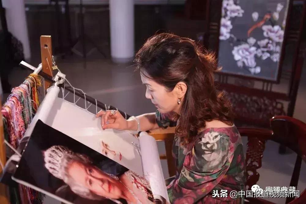 国家最高领导人亲自讲解顶级国礼——《仕女蹴鞠图》