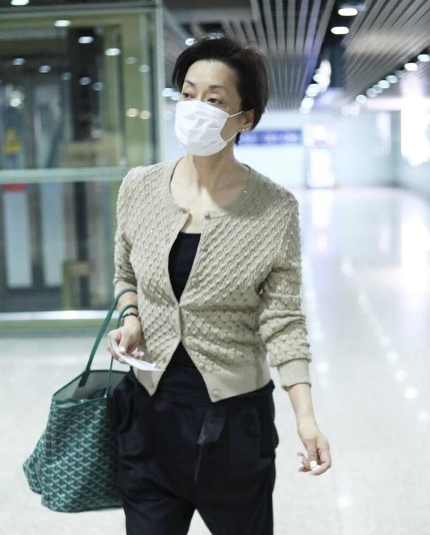 毛阿敏穿印花衬衫,毛阿敏穿什么运动裤