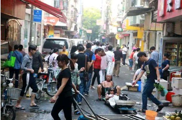 东莞城中村遍布“荒废”出租屋,租金2百元不到:听听网友怎么说