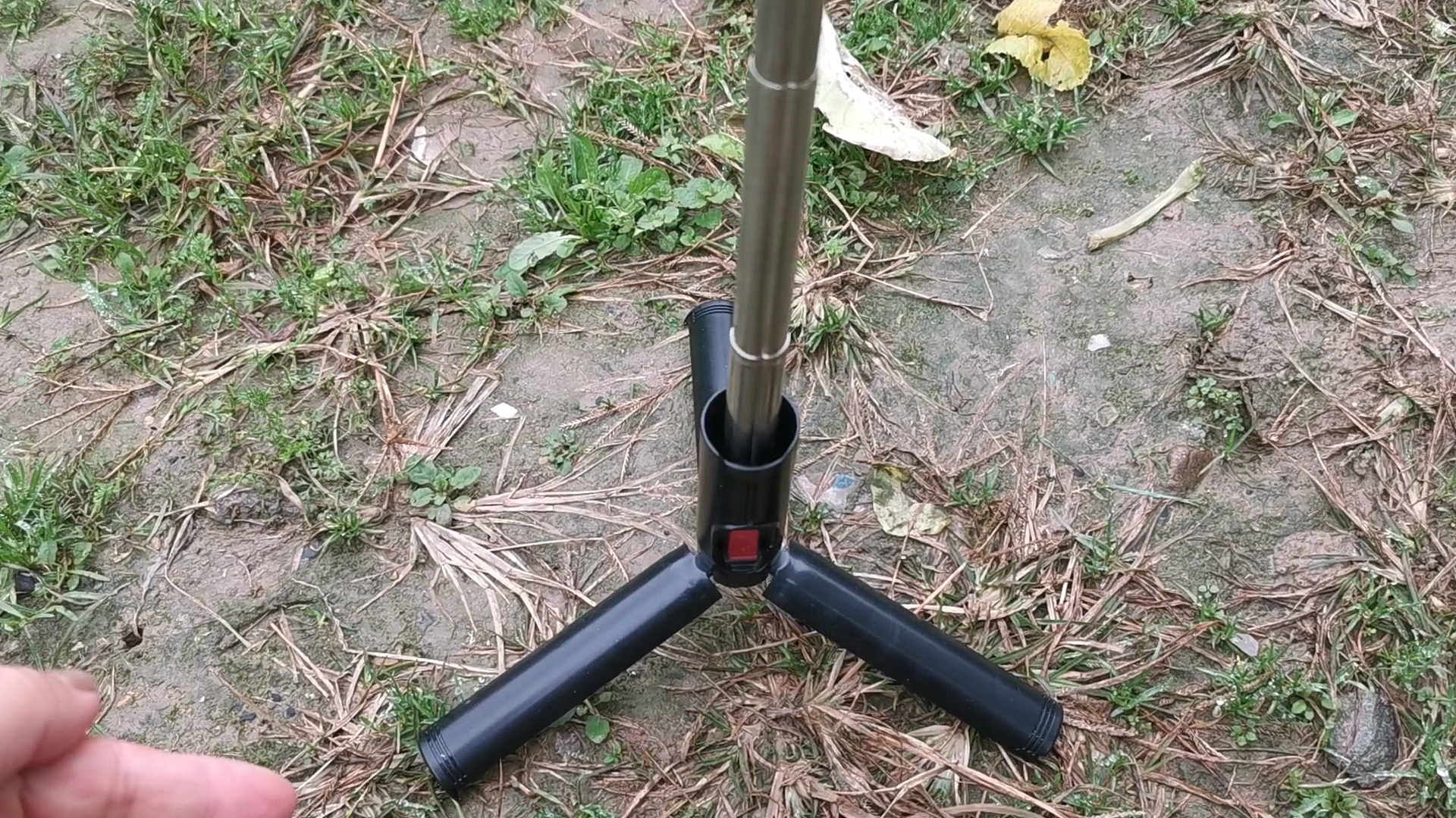 我一个人自媒体拍视频，就用自拍杆三脚架，实惠实用，分享给你