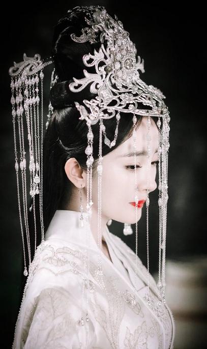 杨幂造型独特出席盛典,杨幂惊艳亮相完整版