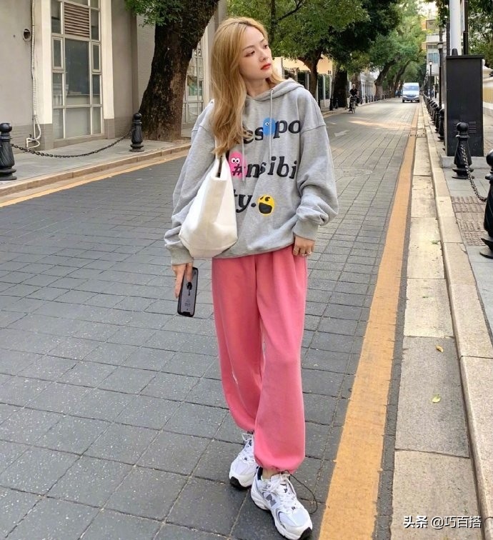 什么时候穿卫衣加外套好看,今年卫衣怎么穿更时髦