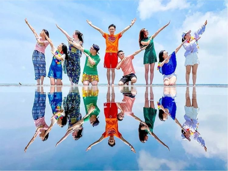 新春打卡重庆香水百合网红艺术节,坐小火车、玩玻璃滑道...