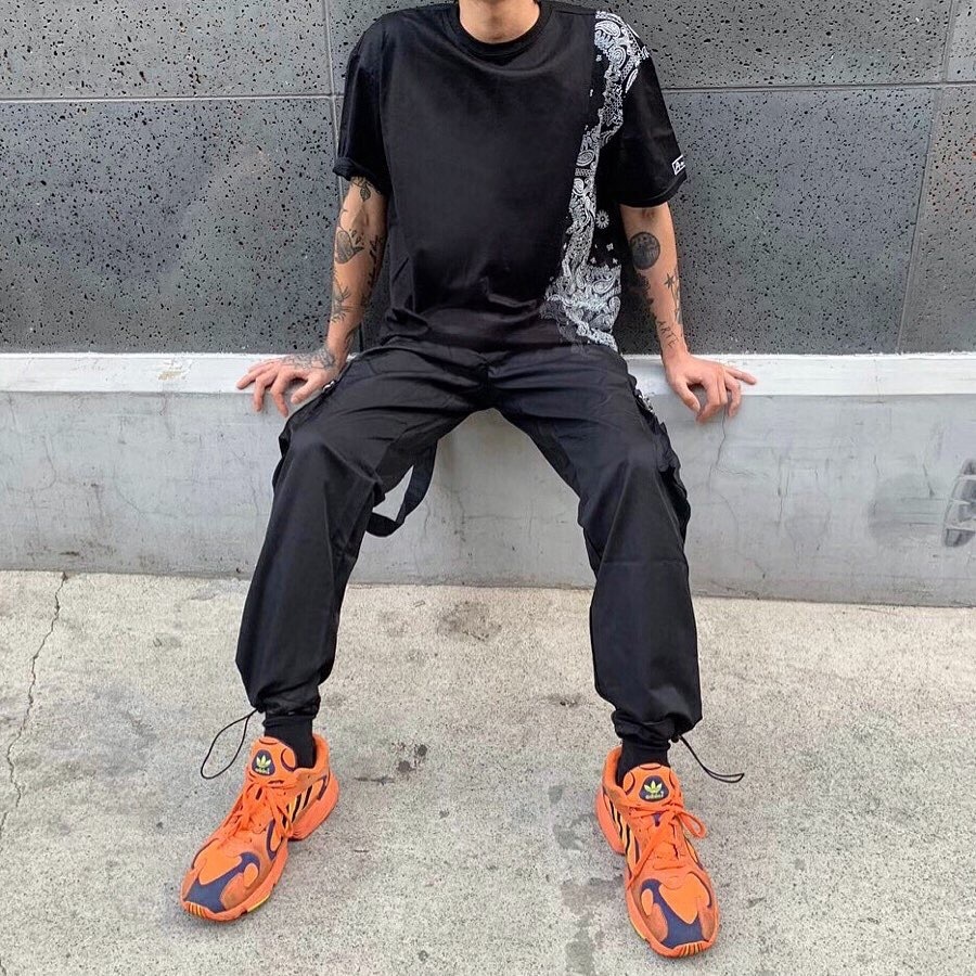 还在穿阔腿裤的你可能不知道,时髦精都悄悄穿起了束脚裤和背带裤