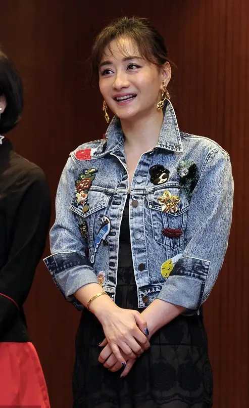 何洁显瘦穿搭,何洁瘦后惊艳全部视频