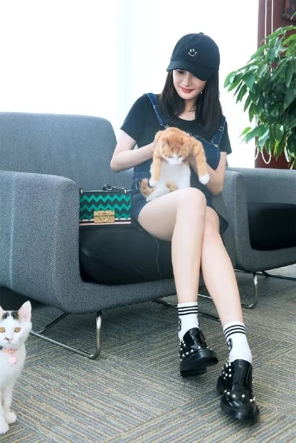 杨幂过膝袜穿搭图片,杨幂巴黎世家字母袜