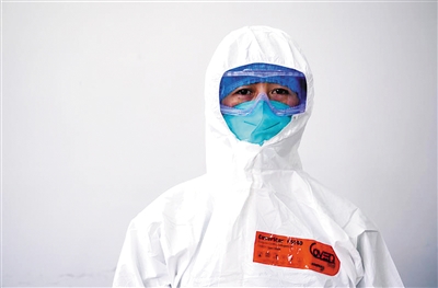 长期戴橡胶手套、频繁使用消毒剂,护士邓芳皮肤过敏吃药耽误工作忍忍就过去了