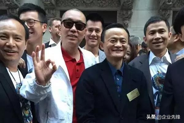 因其年少轻狂,老婆与他离婚,凭*脑洗**广告东山再起,今已赚500亿