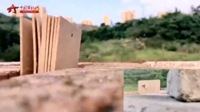 国产电磁枪突然曝光，轻松打穿9层木板，网友：军兔这是开挂了