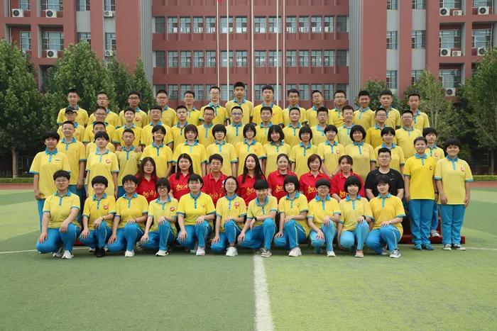 凝聚集体力量的班徽,团结友爱拼搏进取班徽